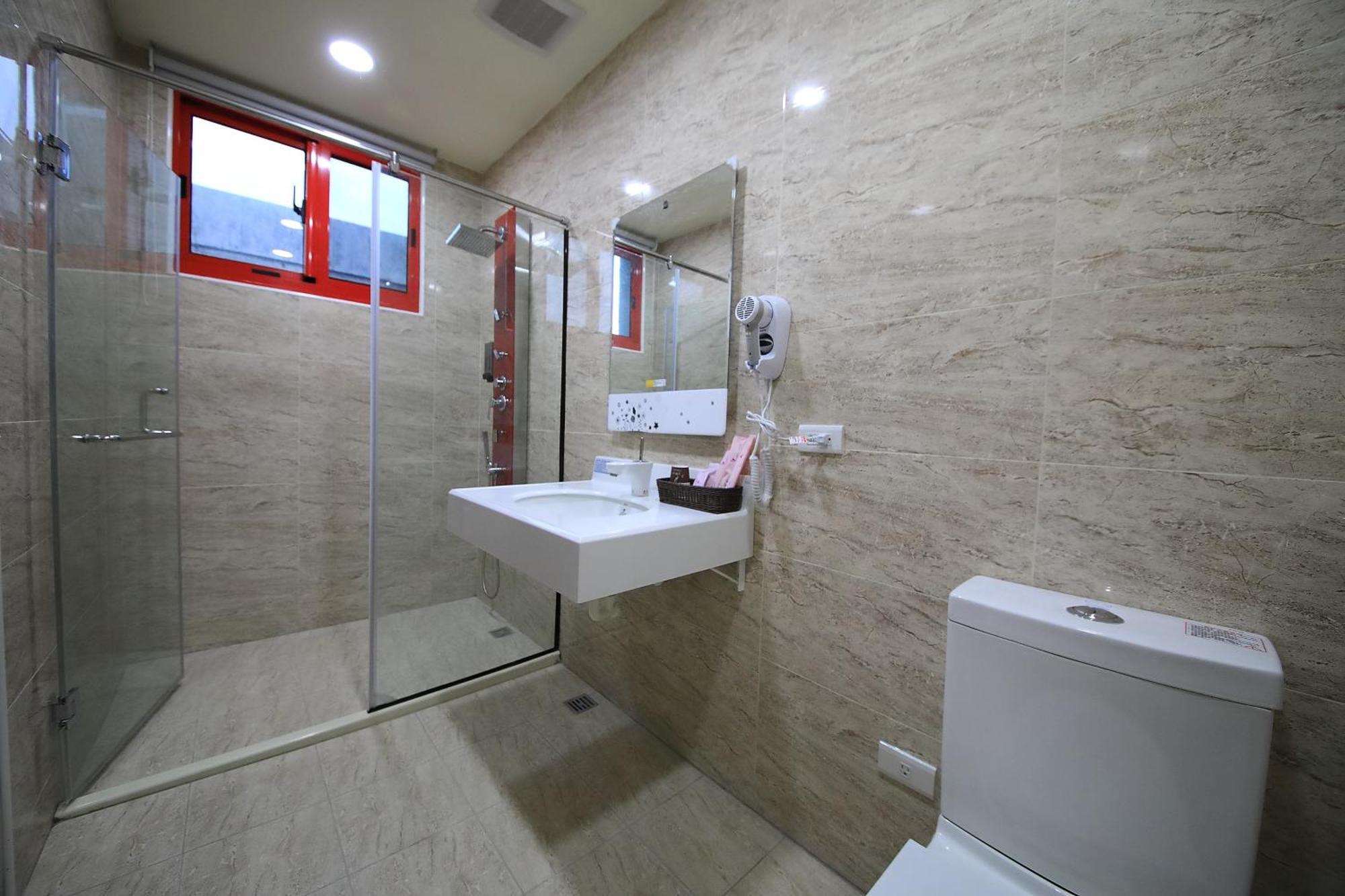 花蓮亮君經典民宿1館加2館民宿-東大門夜市-電梯包棟bright King Homestay Hualien City Bilik gambar