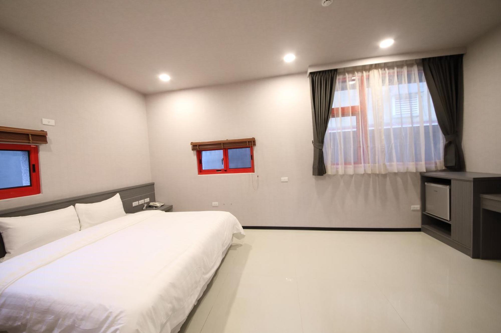 花蓮亮君經典民宿1館加2館民宿-東大門夜市-電梯包棟bright King Homestay Hualien City Bilik gambar