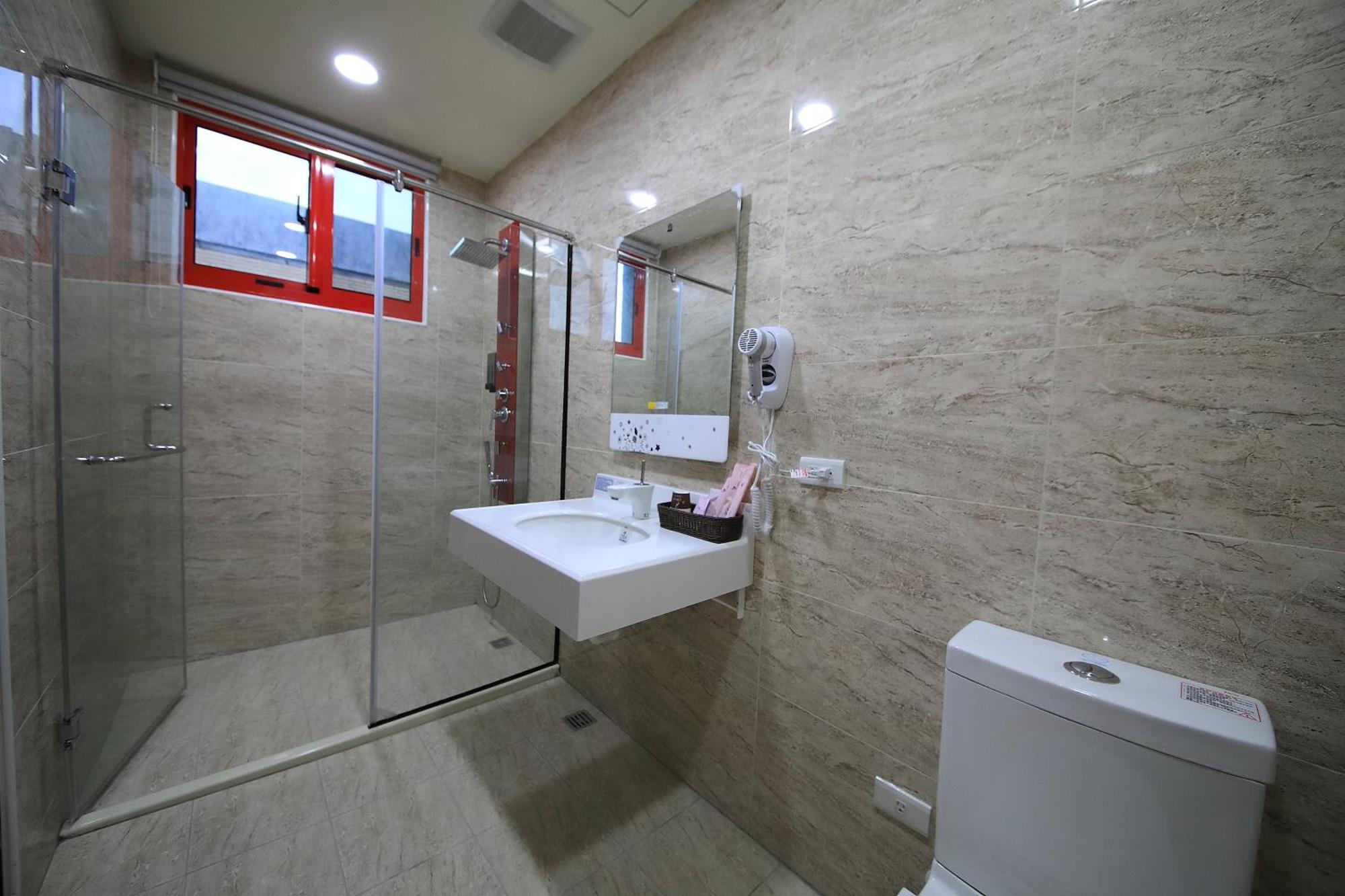 花蓮亮君經典民宿1館加2館民宿-東大門夜市-電梯包棟bright King Homestay Hualien City Bilik gambar